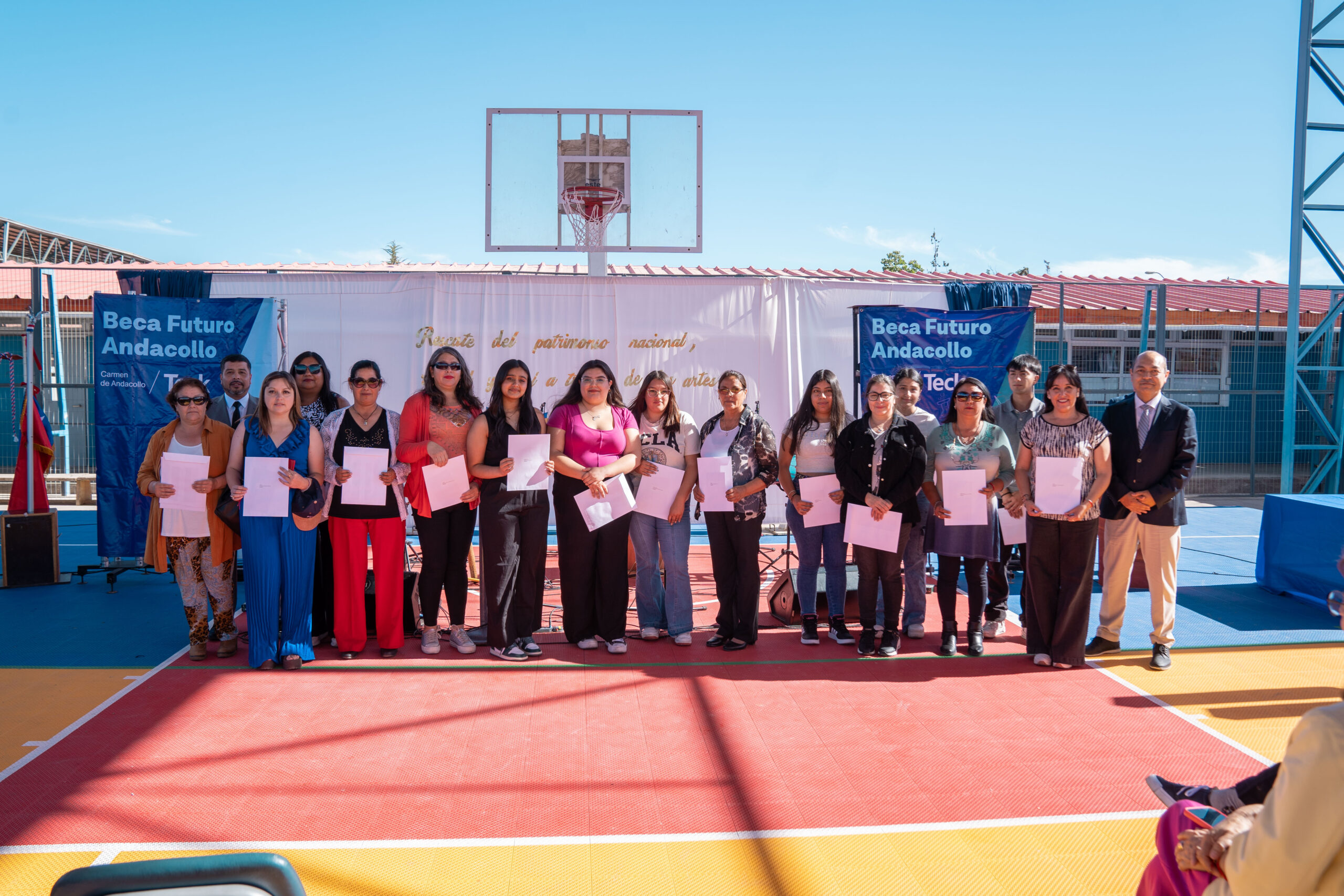 Estudiantes reciben Beca Futuro Andacollo 2024