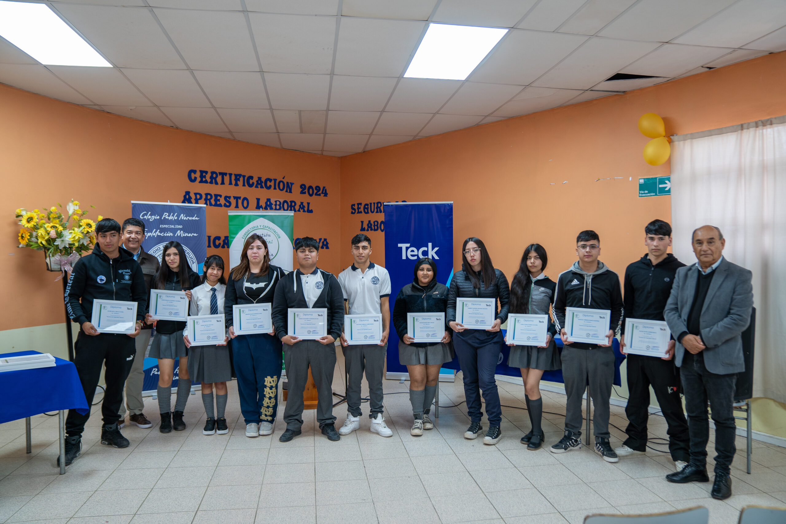 Certifican a estudiantes del Colegio Pablo Neruda en cursos impulsados por Teck CDA y SENCE