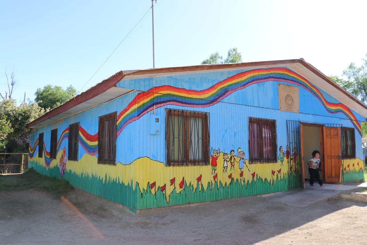 Sede de agrupación La Alegría de Vivir luce su nueva fachada con diversos colores