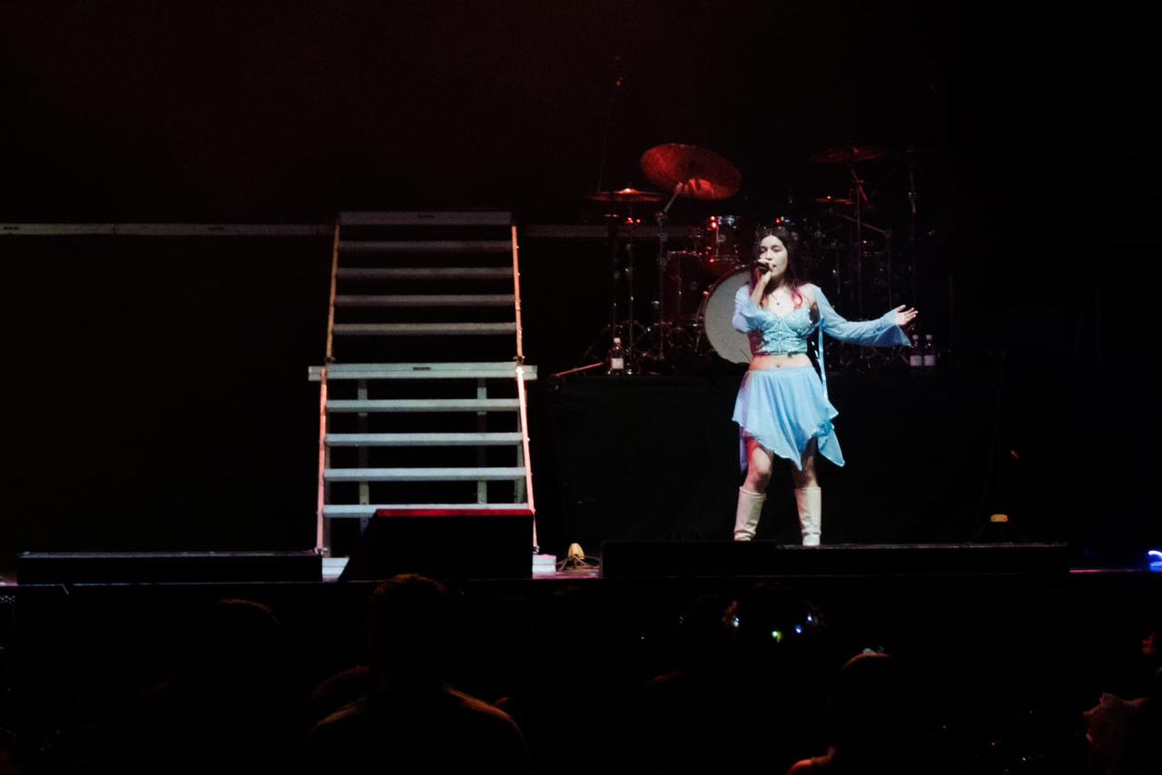 Alexa Vicencio brilla en el Teatro Caupolicán como telonera de Flor Bertotti